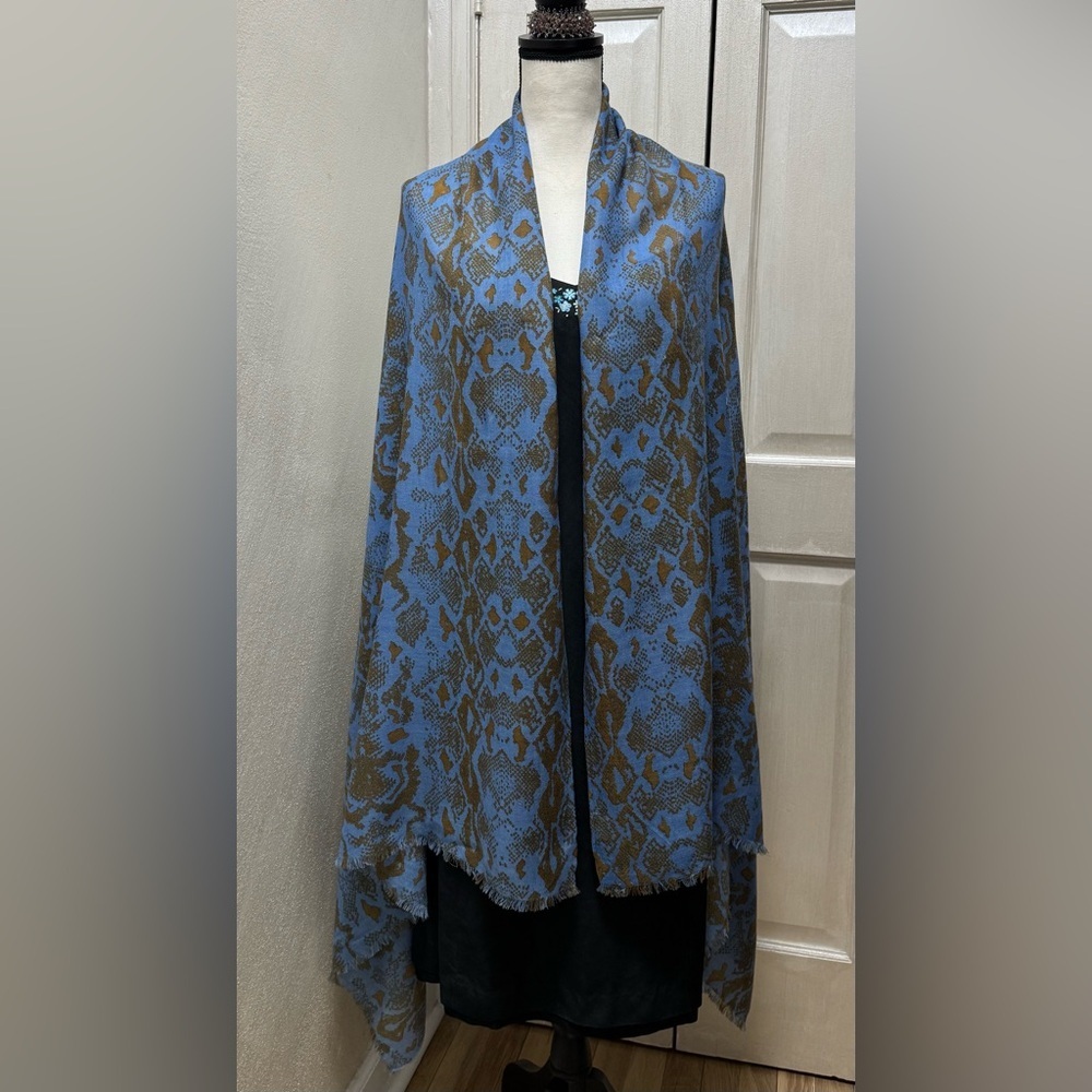 J.McLaughlin Wool Lightweight Cozy Wrap Scarf Shawl 35x70 Snake Print